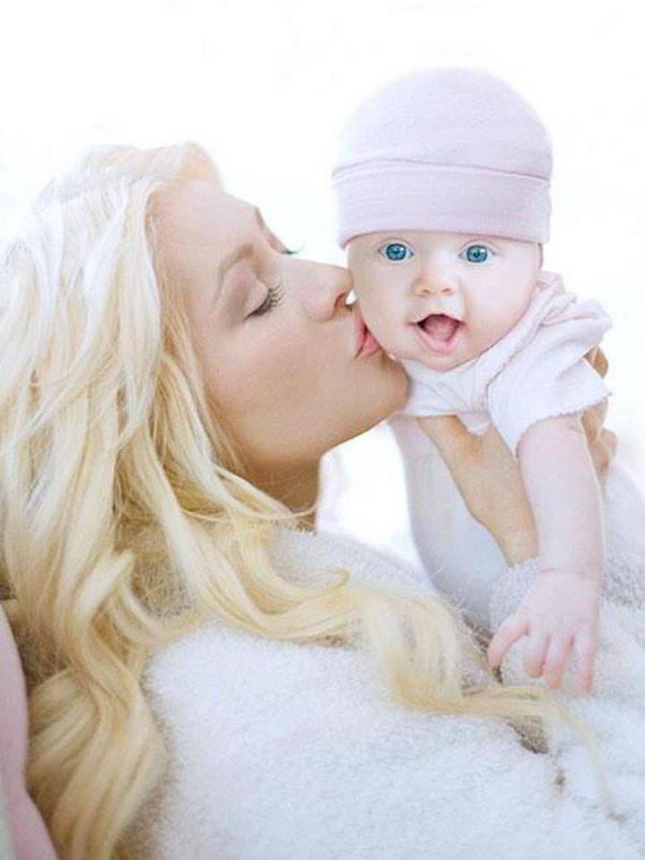 Presenta Christina Aguilera a su hija