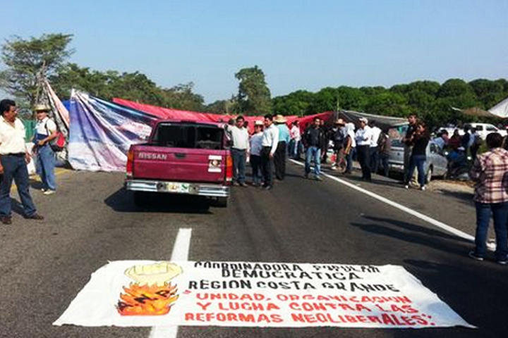 Maestros de la SNTE bloquean diversas carreteras en Chiapas