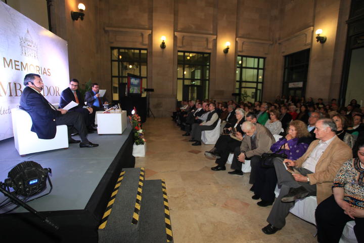 Presentan el libro 'Memorias de un Embajador'