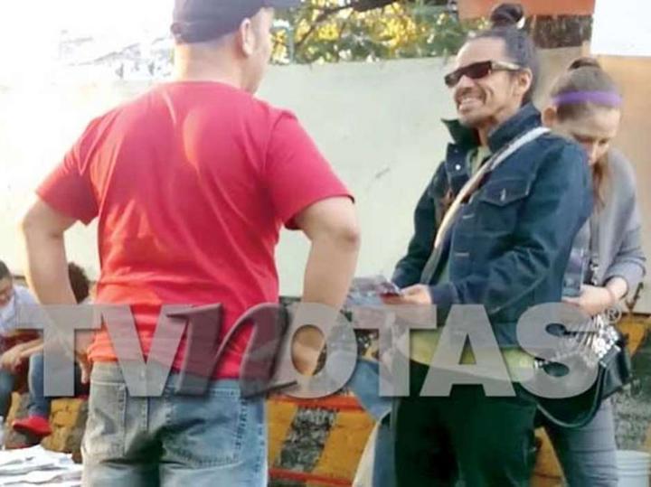 Captan a vocalista de Café Tacvba comprando piratería