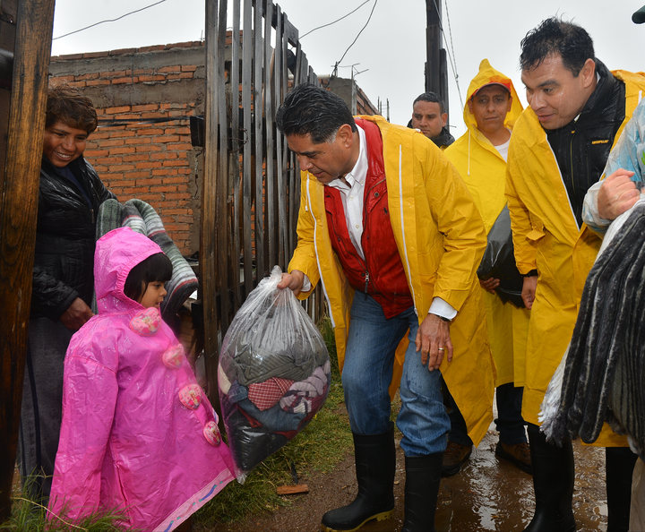Entrega JHC apoyos a familias afectadas por lluvias