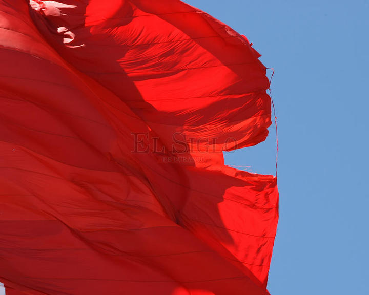 Retirarán bandera de Asta Monumental por rasgadura