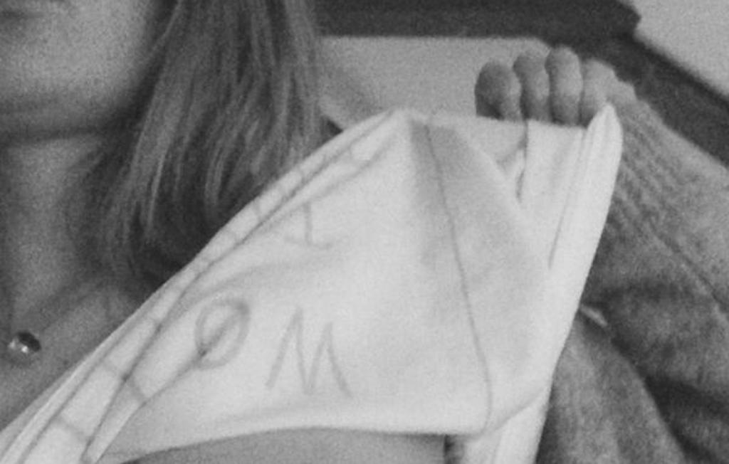 Diputada enseña busto en protesta