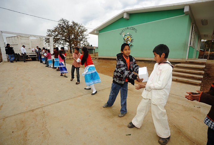Maestros indígenas, con salario menor