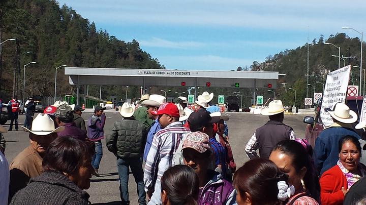 Bloquean la autopista Durango-Mazatlán