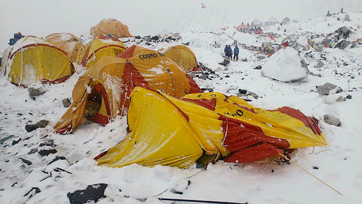 Tragedia en el Everest; muertos y atrapados