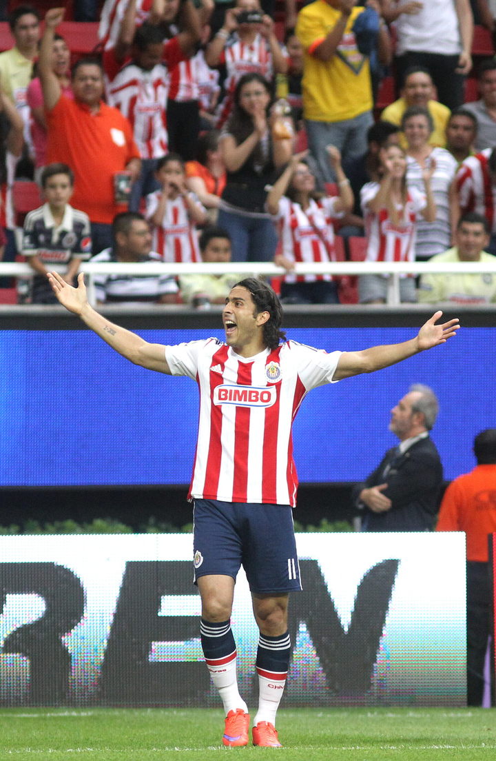 De Nigris salva el orgullo de Chivas
