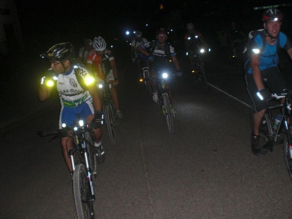 Alumnos de la UNAM crean chaleco inteligente para ciclistas