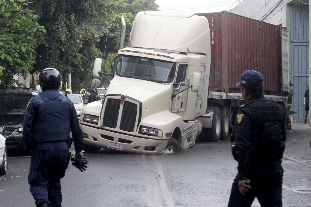 Llanta de un tráiler cae en socavón en DF