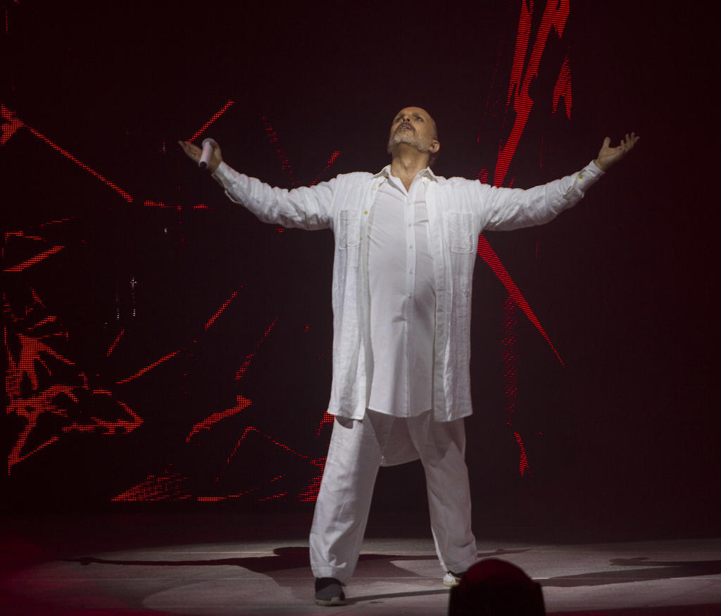 Ovaciona Acapulco a Miguel Bosé