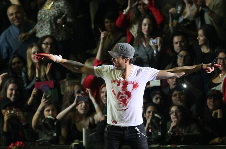 Enrique Iglesias podría perder sensbilidad en un dedo