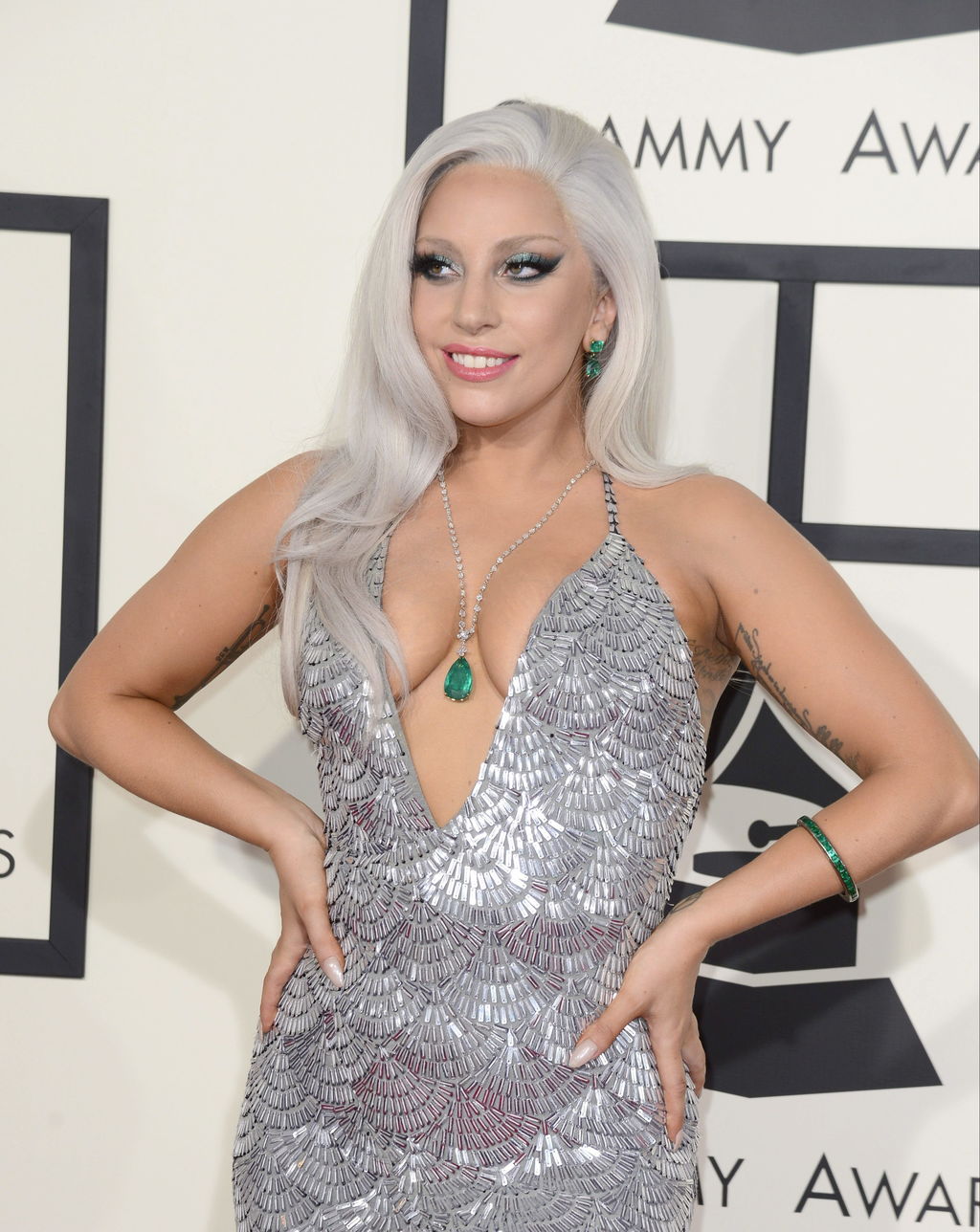 Pide Gaga medidas contra abusos en universidades