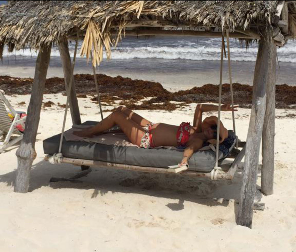 Silvia Navarro muestra embarazo en bikini