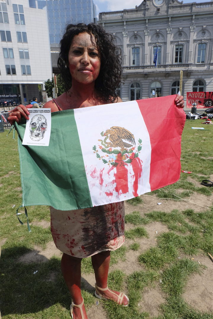 Protestan contra Peña en Bruselas