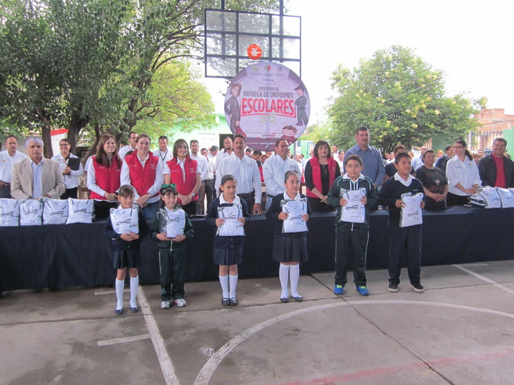 Reparten uniformes escolares en VG