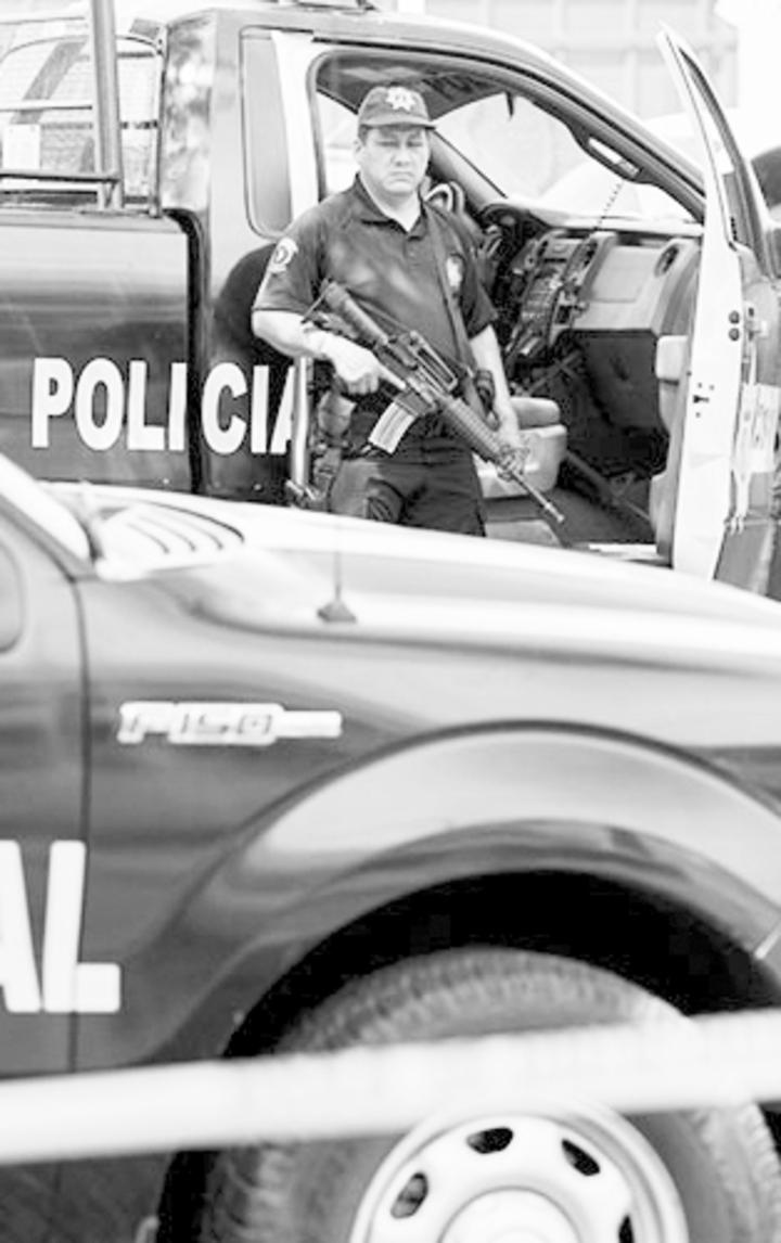 Balean a policías