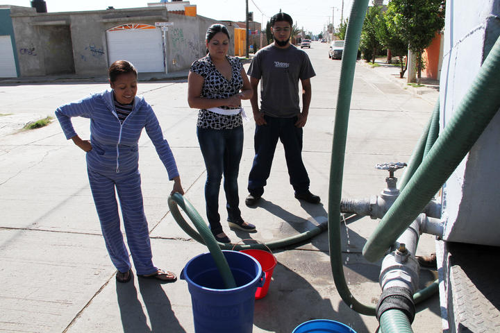 Reciben 6 comunidades agua en pipas