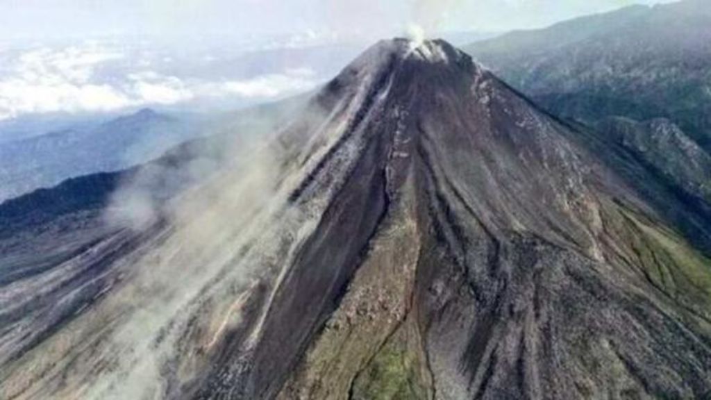 Declaran emergencia por erupción de Volcán de Colima