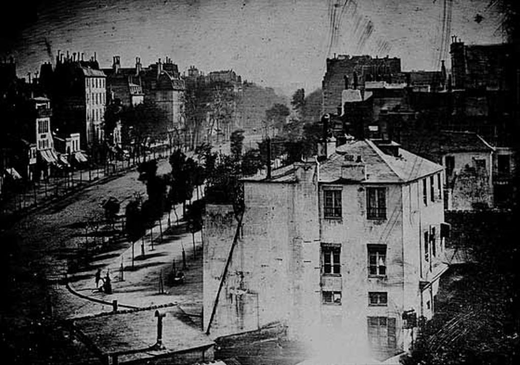 1839: Se presenta el Daguerrotipo, primer paso hacia la fotografía