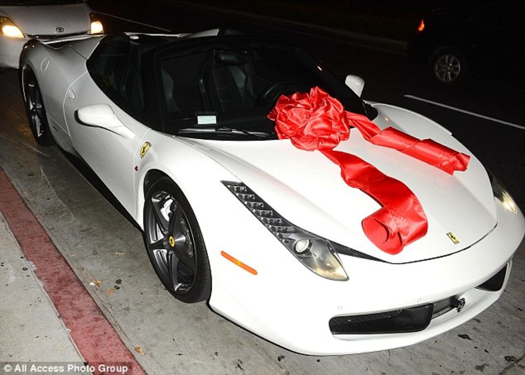 Regalan auto de más de 300 mil dólares a Kylie Jenner