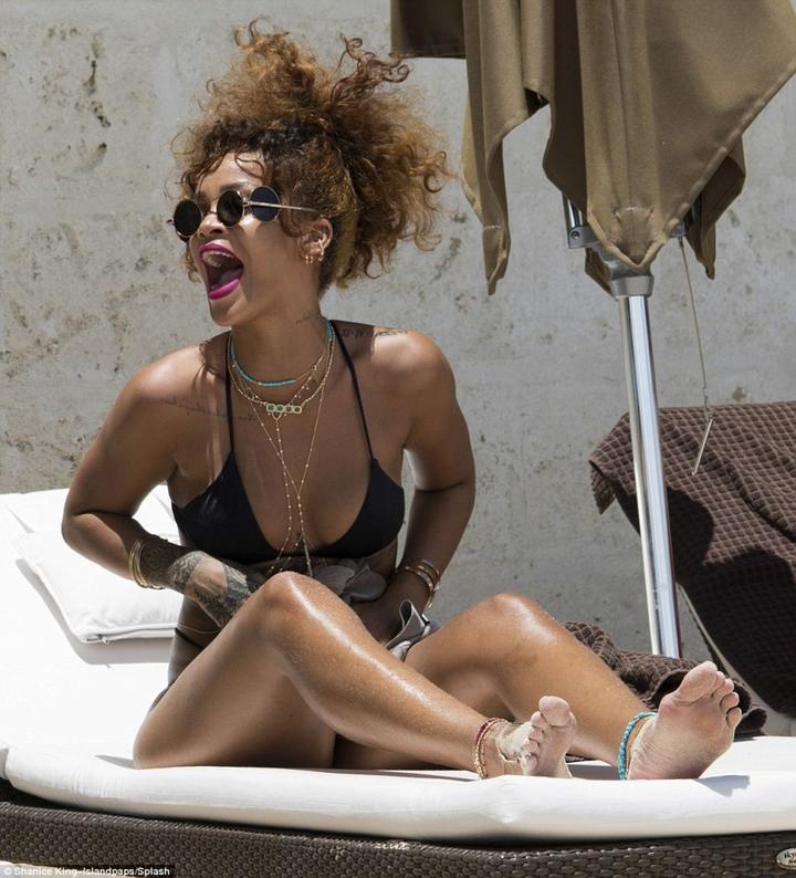 Rihanna sorprende en traje de baño