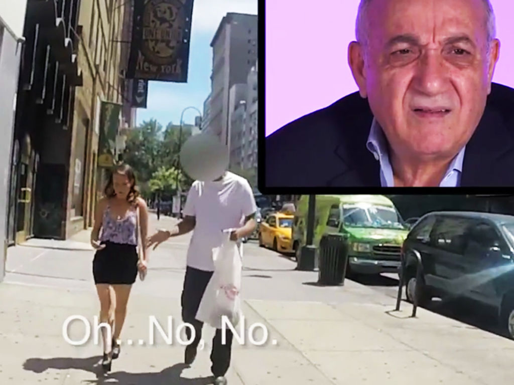 Padres ven cómo sus hijas son acosadas