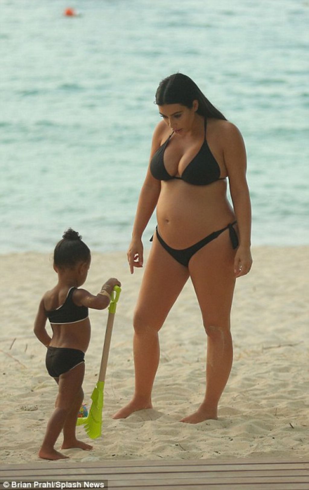 Kim Kardashian muestra su embarazo en la playa