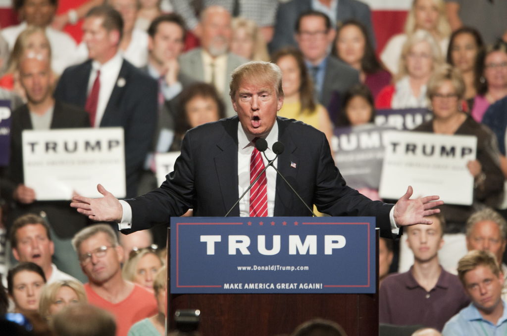 Reprocha Trump a Jeb Bush que hable en español