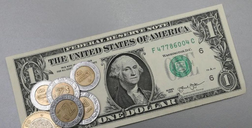 Dólar baja 19 centavos; cierra en $17.12