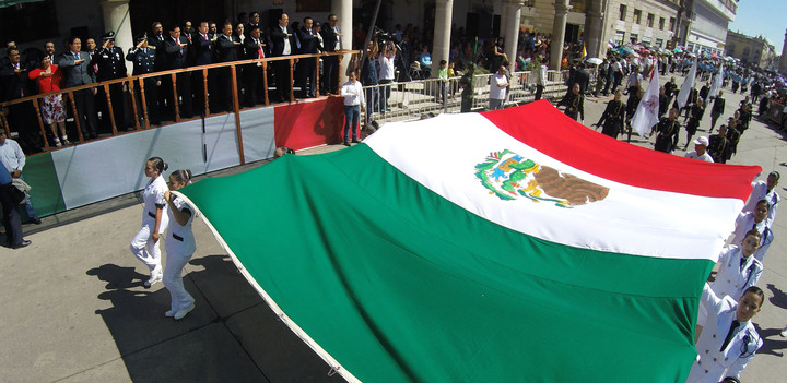 Celebran duranguenses desfile del 205 aniversario de la independencia