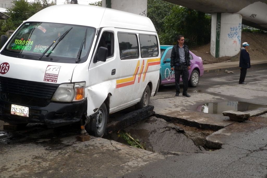 Cae combi en socavón en Edomex; hay 4 heridos