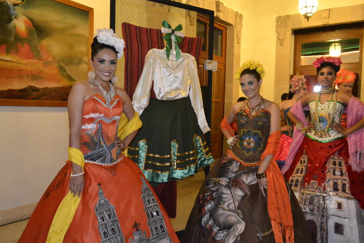 Exhiben trajes tradicionales