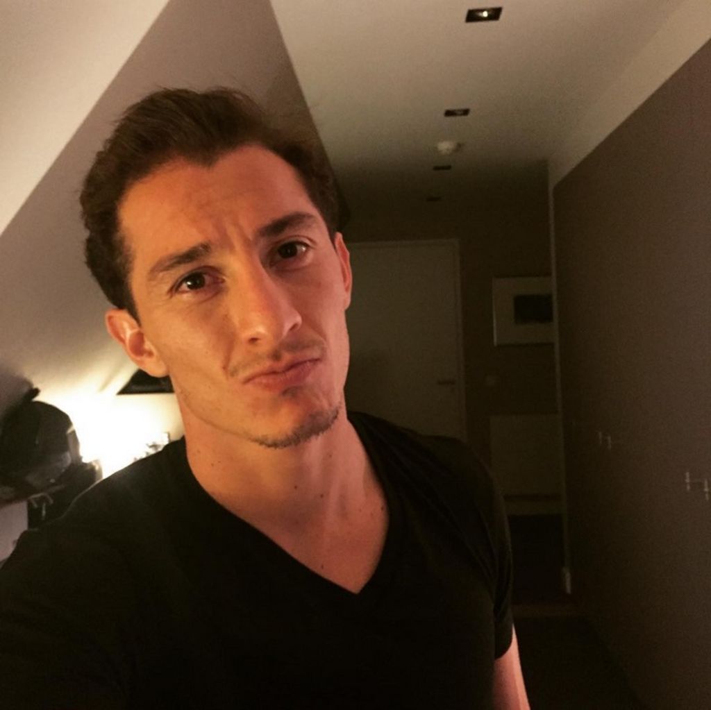 Andrés Guardado se corta su rizada cabellera