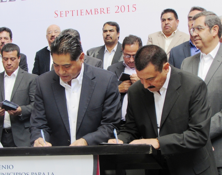 Firma un convenio alcalde de Guadalupe Victoria