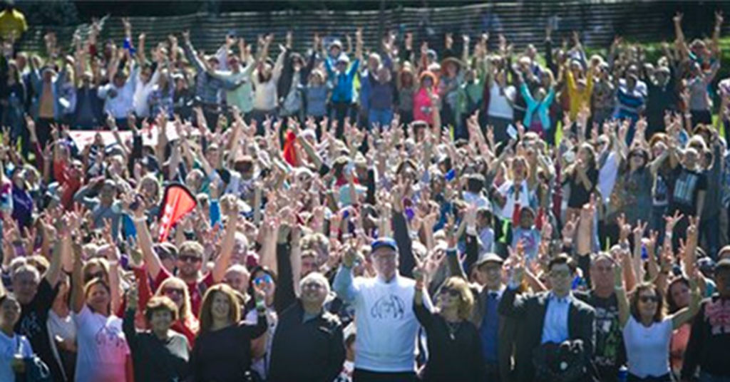 2 mil personas forman signo de paz por John Lennon