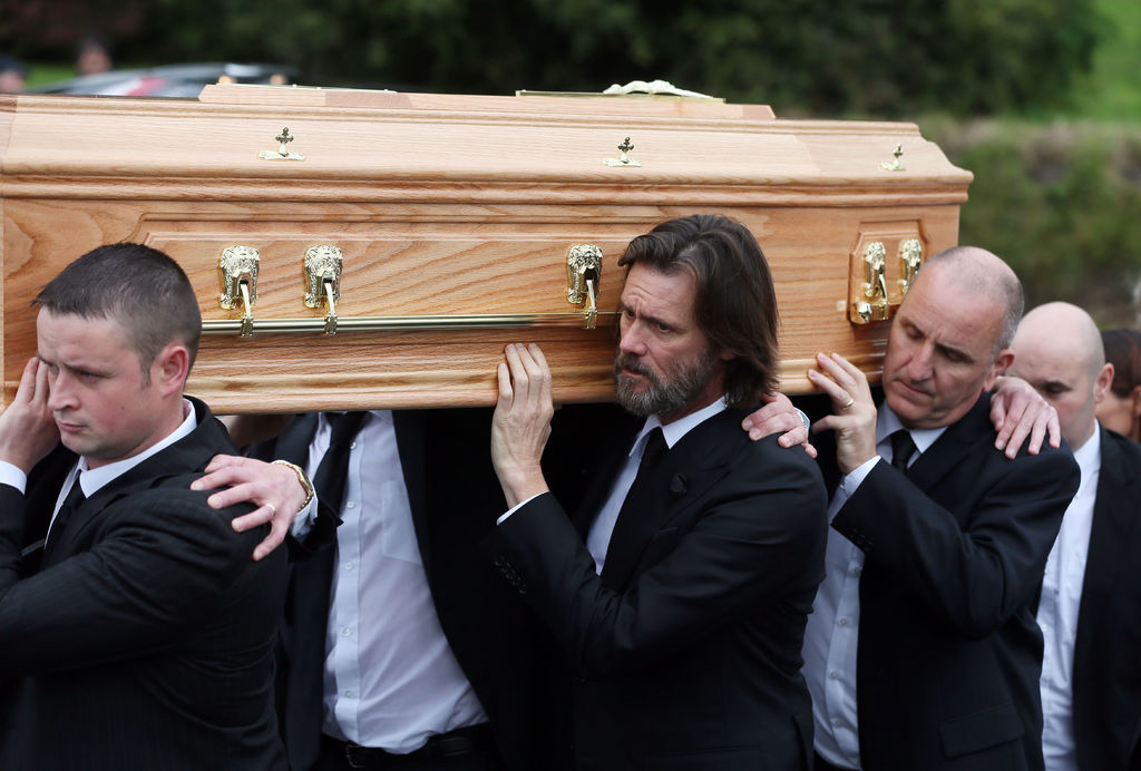 Jim Carrey carga ataúd de su exnovia en funeral