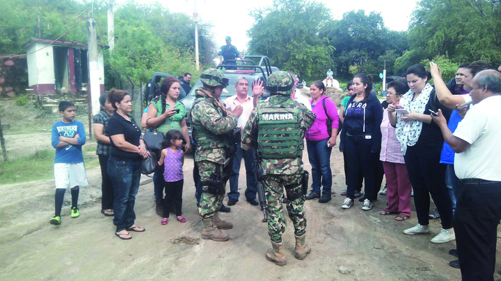 Marina desplaza a familias