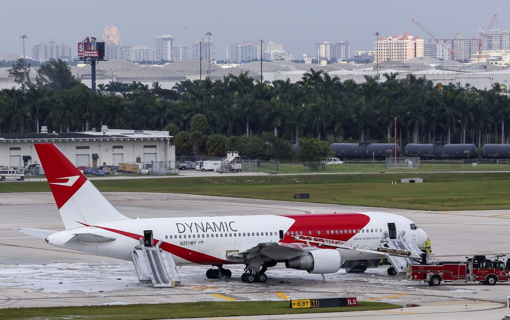 Se incendia avión en aeropuerto de Florida; 14 heridos