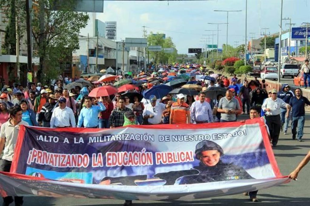 En Oaxaca marchan por detención de maestros