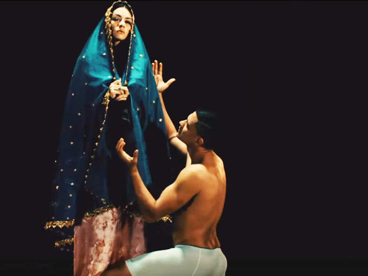 Critican a Diosa Canales por 'transformarse' en la Virgen