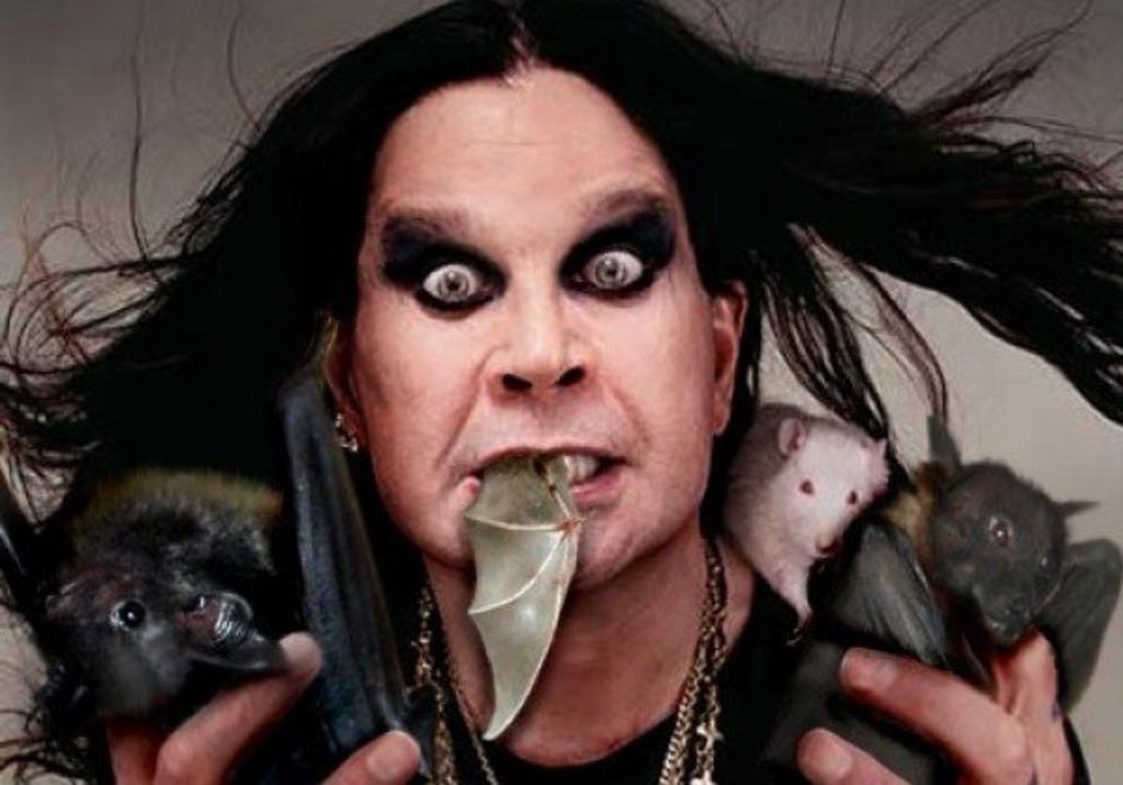 Ozzy Osbourne se disculpa tras orinar frente a El Álamo