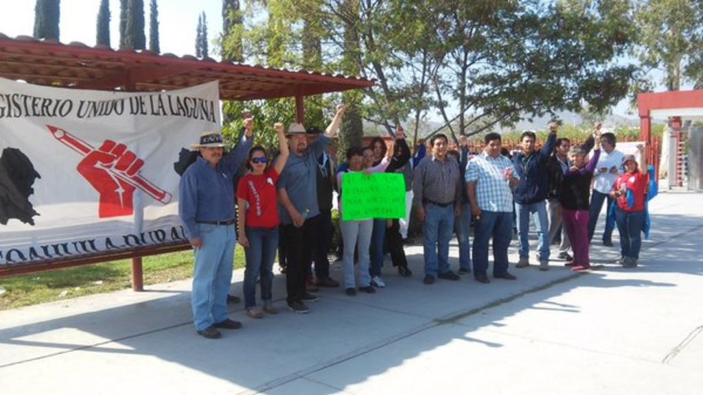 Bloquean maestros de la Coordinadora el Tec de Lerdo