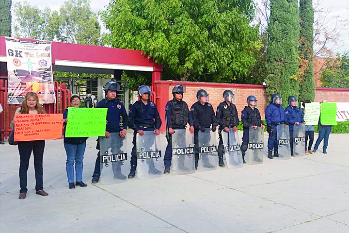 Maestros protestan durante evaluaciones