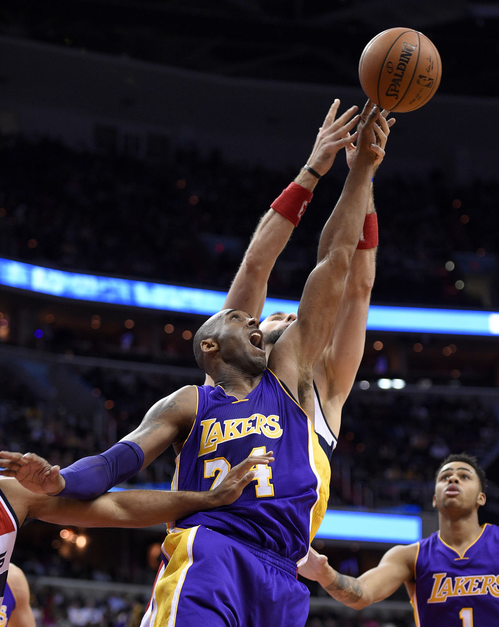 Lakers vencen a Wizards en gran noche de Kobe Bryant