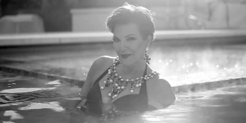 Mamá de las Kardashian compite con sus hijas; realiza sesión de fotos