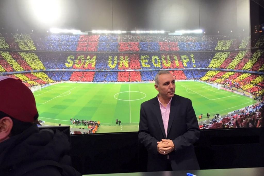 Stoichkov inaugura tienda del Barça en el DF