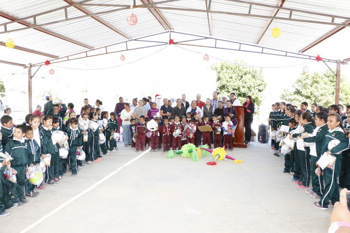 Niños de Simón Bolívar, con regalo