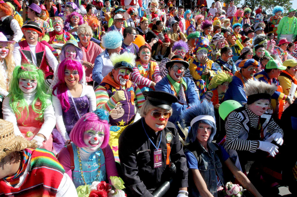 Visitan la Basílica de Guadalupe unos mil payasos metropolitanos