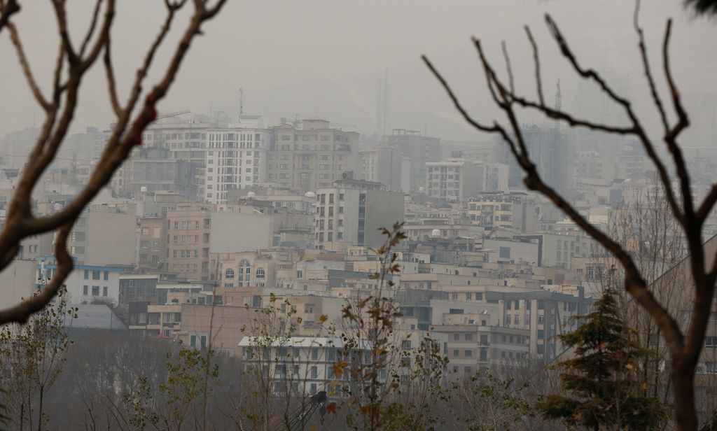 Fuerte contaminación de Teherán paraliza las escuelas por tercer día