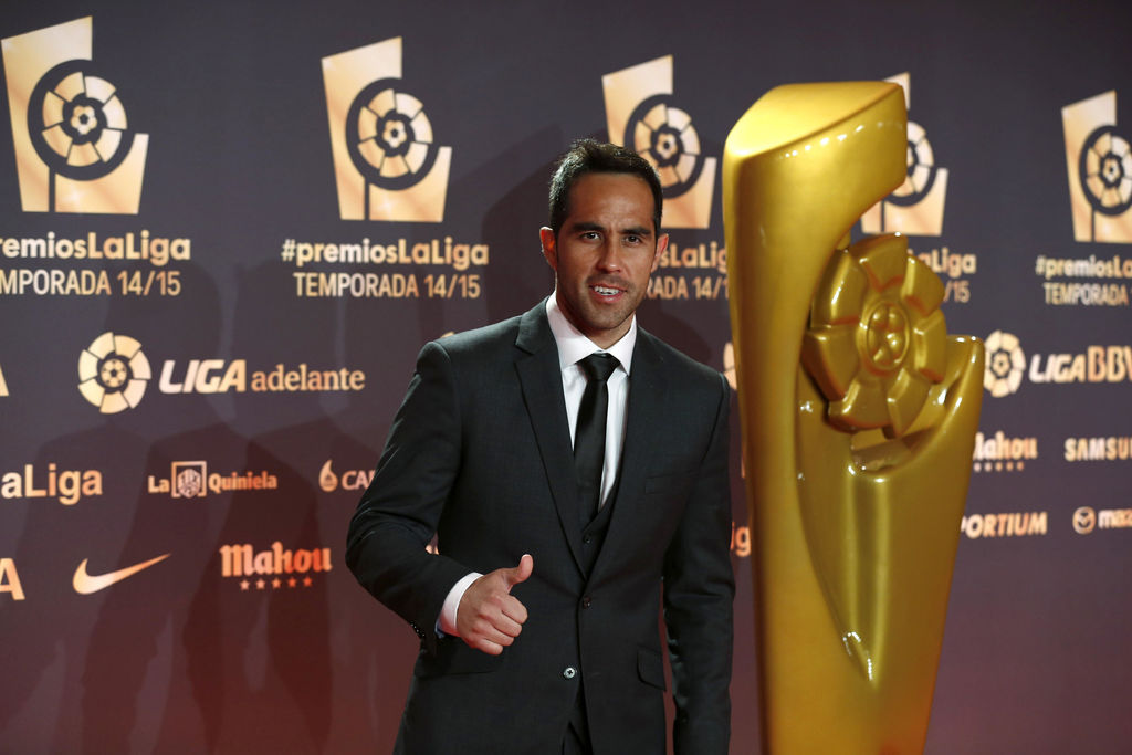 Claudio Bravo, elegido mejor futbolista del año